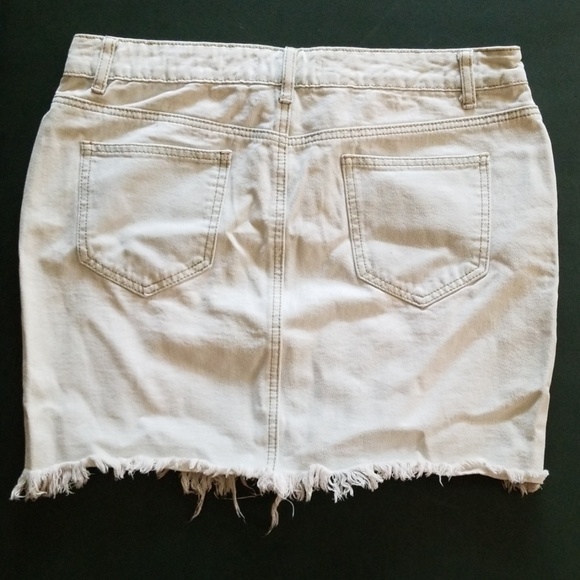 Light wash frayed bottom jean skirt - Picture 2 of 3